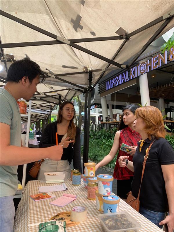 Tim Nomnosh menjelaskan produk ke pengunjung di booth pameran