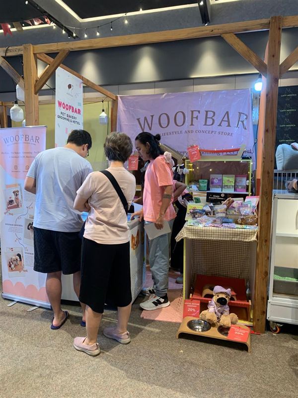 Pengunjung melihat-lihat produk di booth pameran