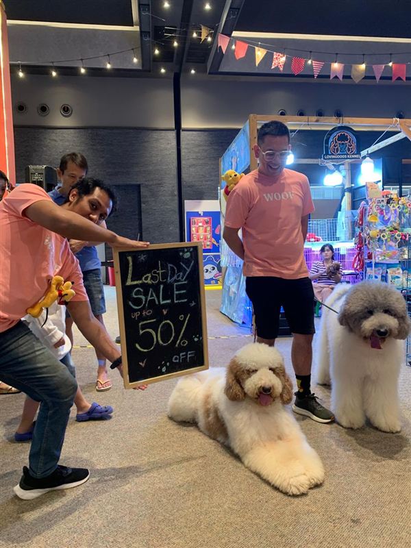 Tim pameran bersama dua anjing di hari terakhir pameran
